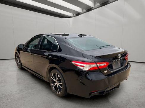 Used 2020 Toyota Camry SE FWD image 3