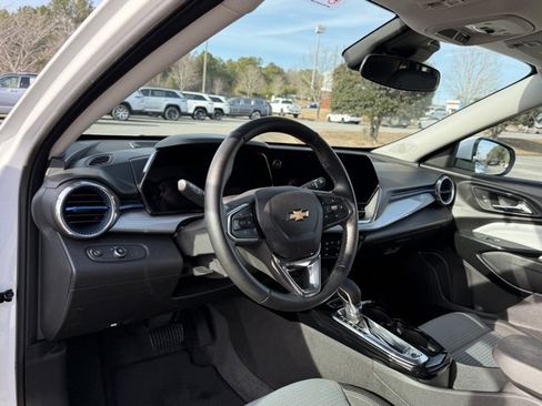 Used 2025 Chevrolet Trax LT w/ LT Convenience Package image 16