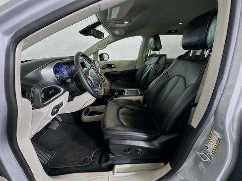 Used 2024 Chrysler Pacifica Touring-L image 13