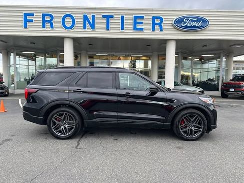 Used 2025 Ford Explorer ST AWD/4WD image 2
