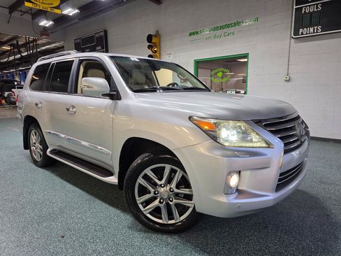 Used 2013 Lexus LX 570 4WD w/ Luxury Pkg w/Pre-crash image 14
