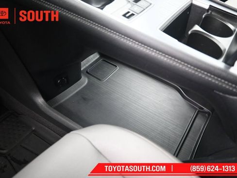 Used 2025 Toyota Sienna XLE FWD image 21