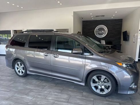 Used 2014 Toyota Sienna SE FWD image 15