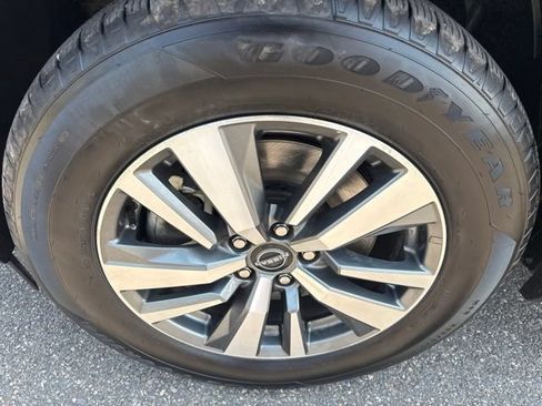 Used 2025 Nissan Pathfinder SL AWD/4WD image 10