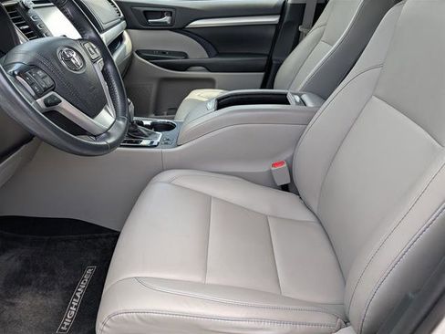 Used 2019 Toyota Highlander XLE image 9