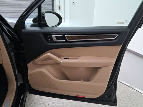 Used 2021 Porsche Cayenne image 32