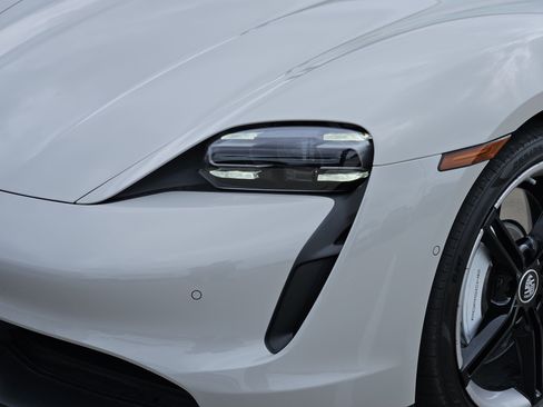 Used 2021 Porsche Taycan image 12