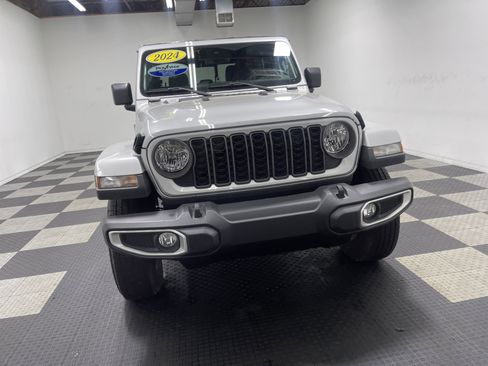 Used 2024 Jeep Gladiator Sport image 7