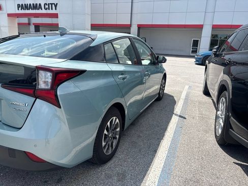 Used 2022 Toyota Prius Limited w/ Premium Convenience Package FWD image 9