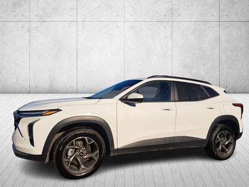 Used 2025 Chevrolet Trax LT image 1