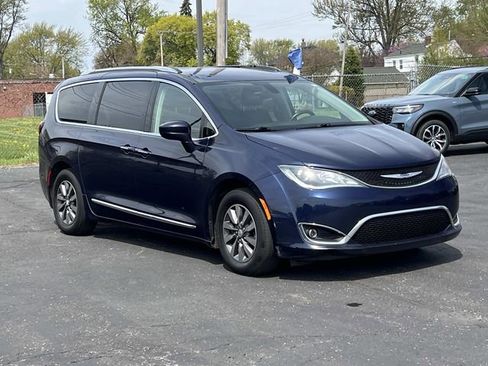 Used 2019 Chrysler Pacifica Touring-L Plus FWD image 7