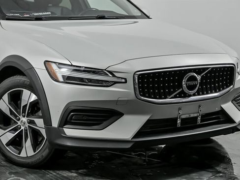Used 2020 Volvo V60 T5 Cross Country w/ Protection Package Premier image 2