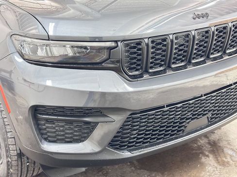 New 2025 Jeep Grand Cherokee Laredo image 12