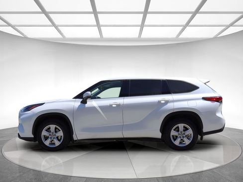 Used 2022 Toyota Highlander LE AWD/4WD image 5