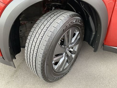 Used 2024 Nissan Pathfinder SV image 11