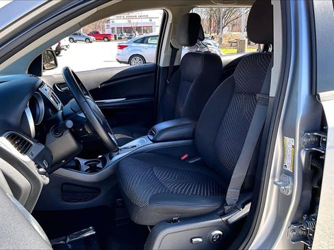 Used 2020 Dodge Journey SE w/ SE Popular Equipment Group image 8