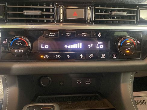 Used 2023 Nissan Pathfinder SL AWD/4WD image 5