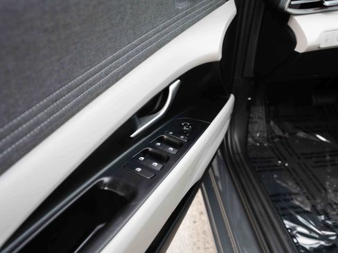 Used 2023 Hyundai Elantra Limited image 7