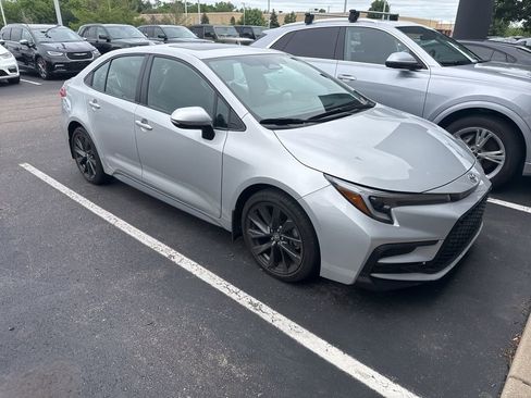 Used 2023 Toyota Corolla SE w/ SE Premium Package FWD image 2