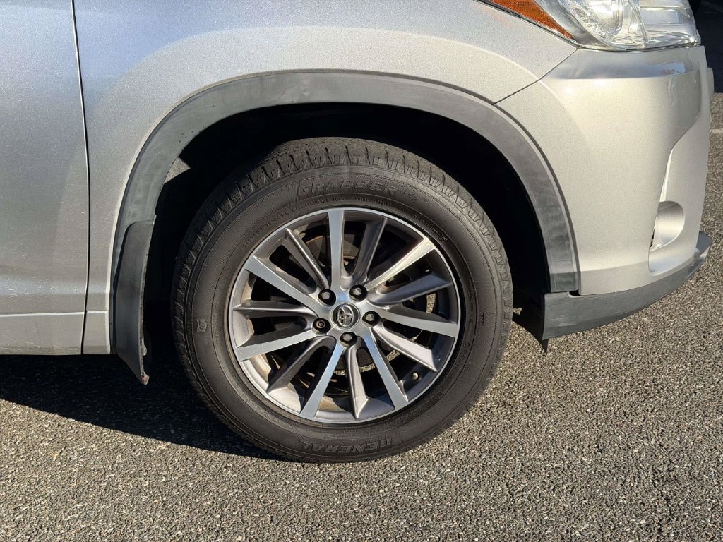 Used 2017 Toyota Highlander XLE AWD/4WD image 9