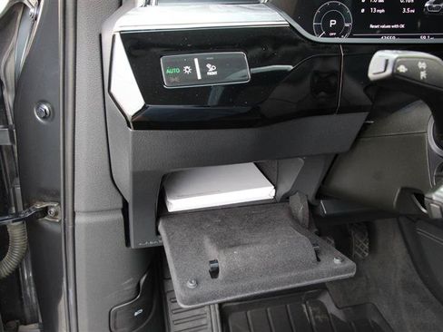 Used 2021 Audi e-tron Prestige AWD/4WD image 31