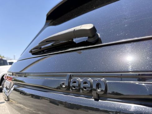 Used 2023 Jeep Grand Cherokee Altitude AWD/4WD image 5