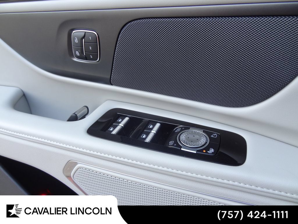 Used 2026 Lincoln Nautilus Premier AWD/4WD image 15