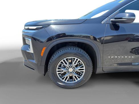 Used 2025 Chevrolet Traverse LT FWD image 9