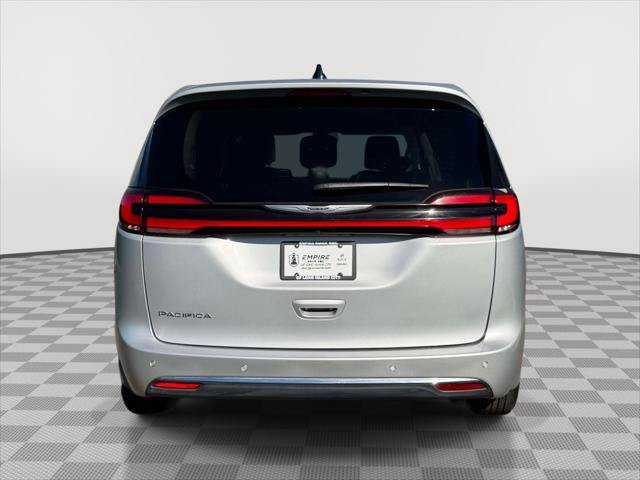 Used 2024 Chrysler Pacifica Touring-L FWD image 6