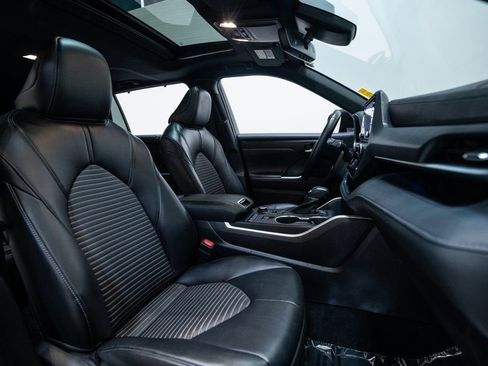 Used 2022 Toyota Highlander XSE image 15