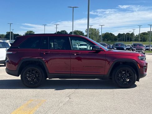 Used 2024 Jeep Grand Cherokee Altitude AWD/4WD image 31