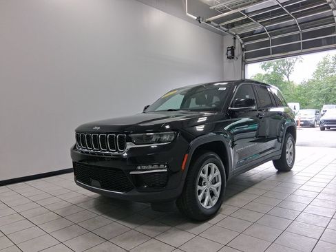 Used 2023 Jeep Grand Cherokee Limited AWD/4WD image 3