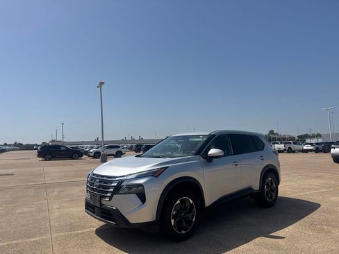 Certified 2025 Nissan Rogue SV FWD image 8