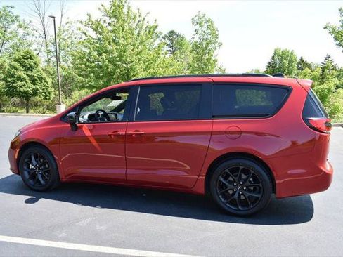 Certified 2025 Chrysler Pacifica Limited FWD image 7