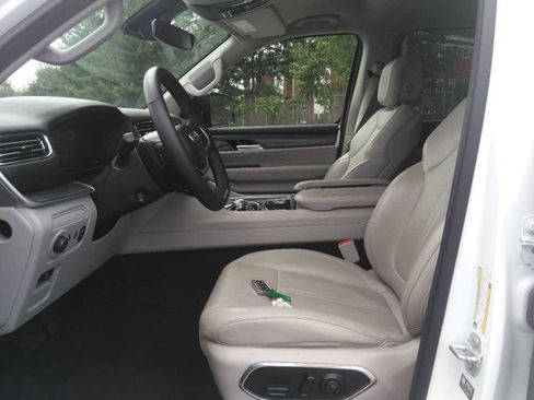 Used 2024 Jeep Wagoneer L Series II RWD image 4