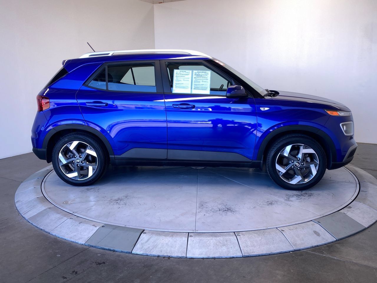 Used 2023 Hyundai Venue Limited FWD image 6