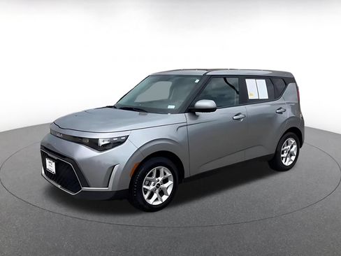 Used 2025 Kia Soul LX w/ LX Technology Package FWD image 8