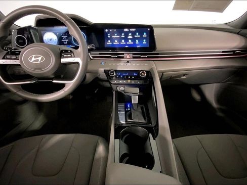 Used 2025 Hyundai Elantra SEL FWD image 15