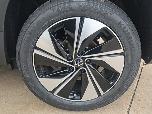 New 2026 Volkswagen Taos SE image 9