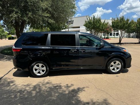 Used 2020 Toyota Sienna L image 5