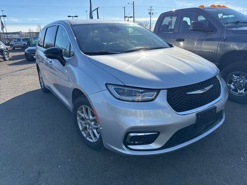 Used 2024 Chrysler Pacifica Touring-L image 1