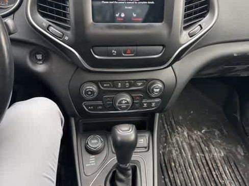 Used 2020 Jeep Cherokee Latitude Plus w/ Comfort/Convenience Group image 22