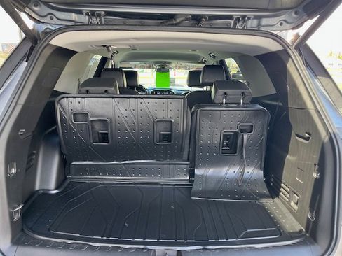 Used 2021 Chevrolet Traverse LT image 12