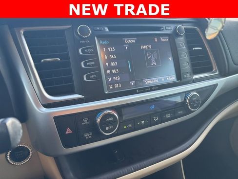 Used 2018 Toyota Highlander XLE image 3