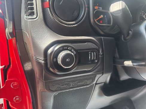Used 2025 Jeep Wrangler Unlimited Rubicon AWD/4WD image 16