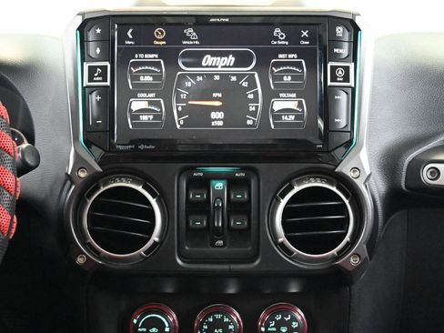 Used 2018 Jeep Wrangler Unlimited Rubicon w/ Cold Weather Group AWD/4WD image 27