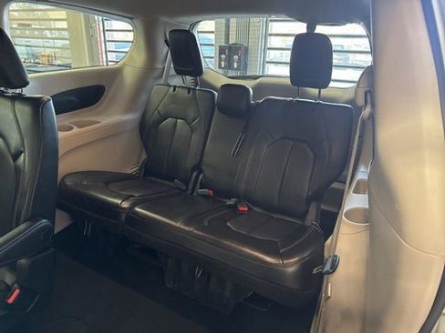 Used 2023 Chrysler Pacifica Touring-L FWD image 33