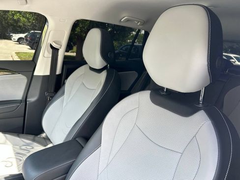 Certified 2025 Volkswagen Tiguan SE FWD image 22