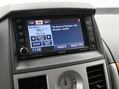 Used 2010 Chrysler Town & Country Limited FWD image 17