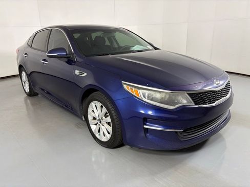 Used 2018 Kia Optima LX w/ 17" Alloy Wheels Package image 2